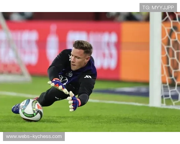 巴萨更衣室庆祝特尔施特根复出，训练气氛轻松